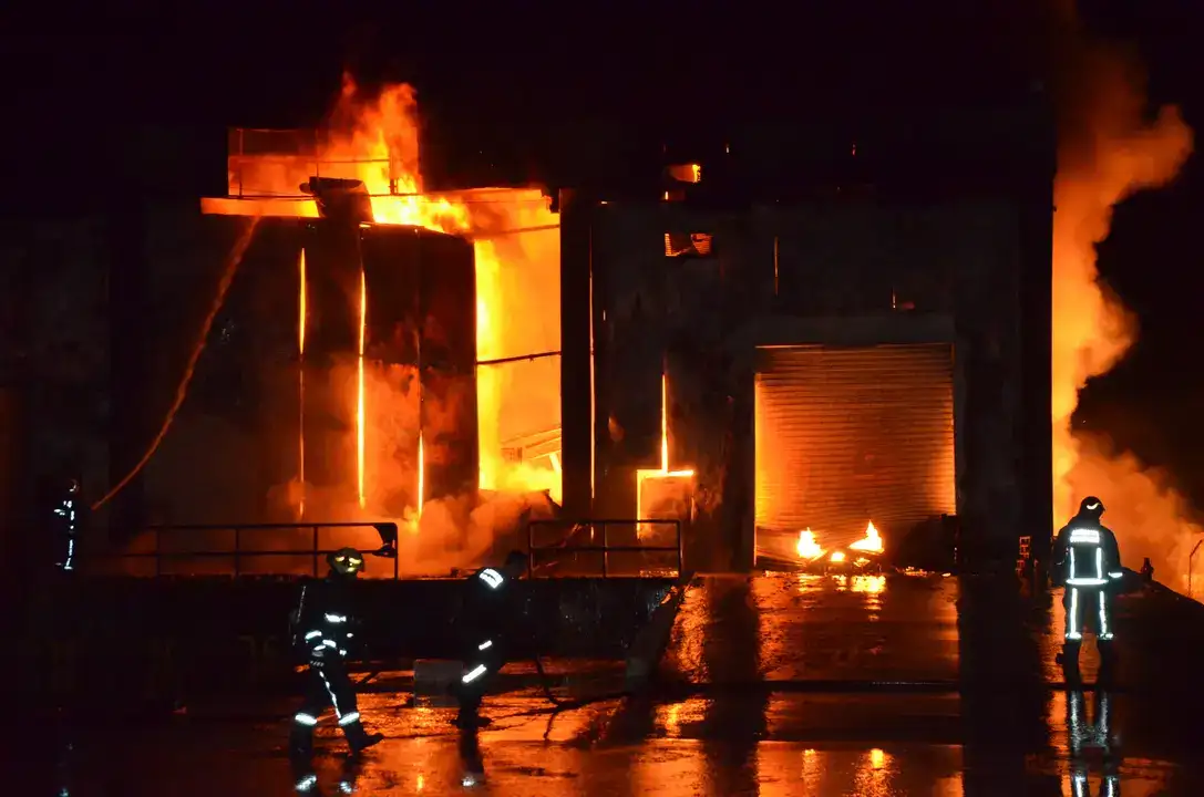 Serik’te Geceyi Alevler Sardı! Soğuk Hava Deposu Yandı 2
